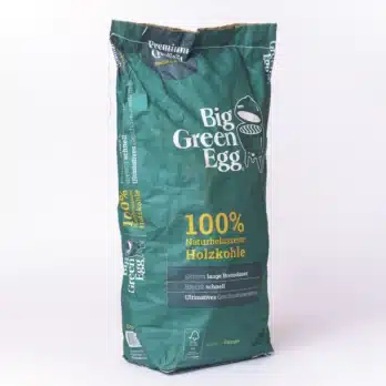 Ein grüner Sack von Big Green Egg Premium Holzkohle, hervorgehoben durch seine naturreinen Inhaltsstoffe und Vorteile wie schnelles Anzünden und lange Brenndauer, ideal für anspruchsvolles Grillen.