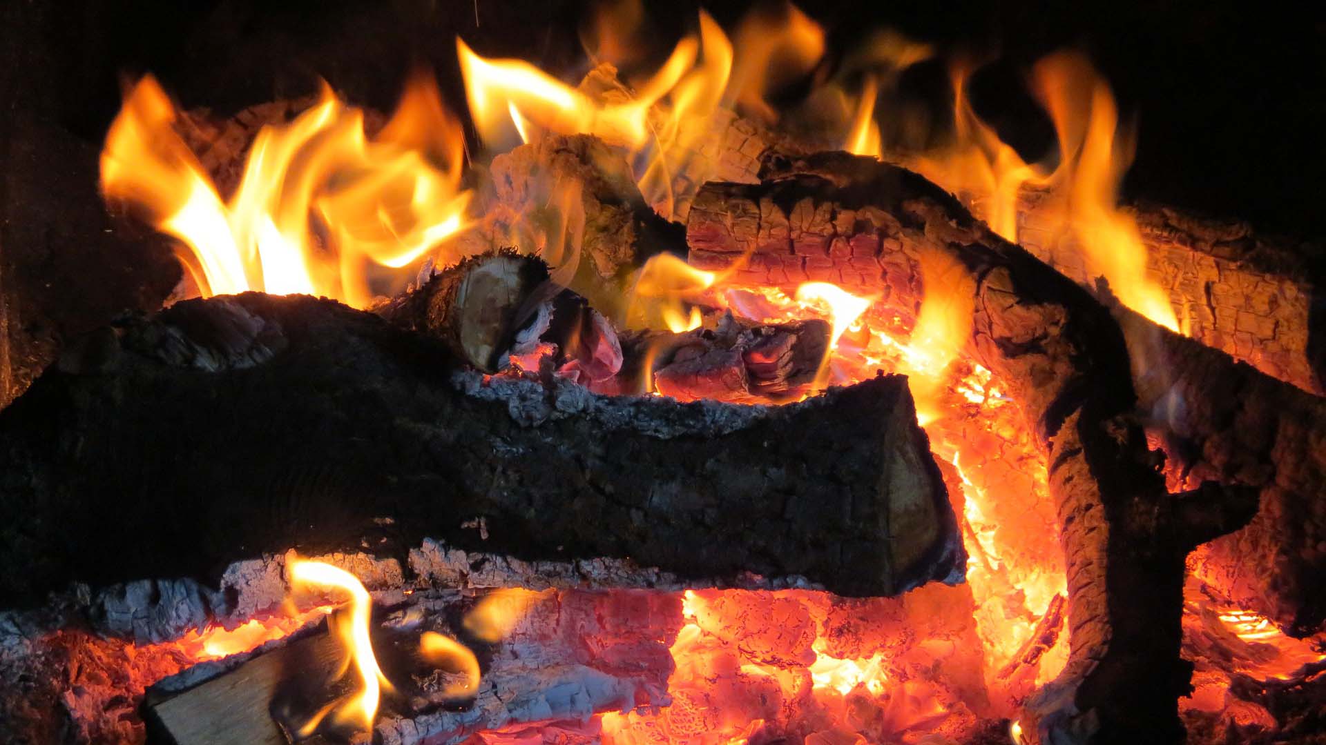 Kaminfeuer und Glut in Nahaufnahme